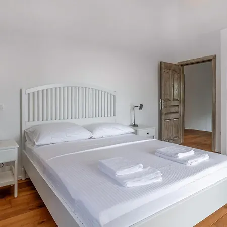 펜션 4 Bedroom Cozy In *