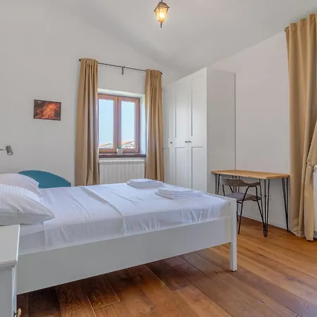 4 Bedroom Cozy In 펜션 Cabrunici