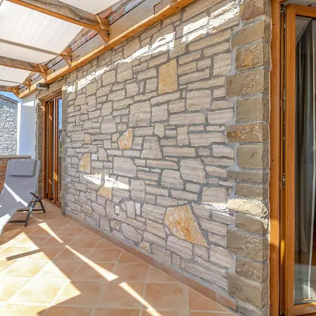 Feriehus 4 Bedroom Cozy In Cabrunici