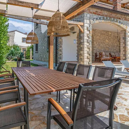 펜션 4 Bedroom Cozy In