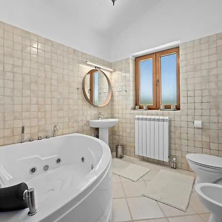 4 Bedroom Cozy In بيت للعطل Cabrunici