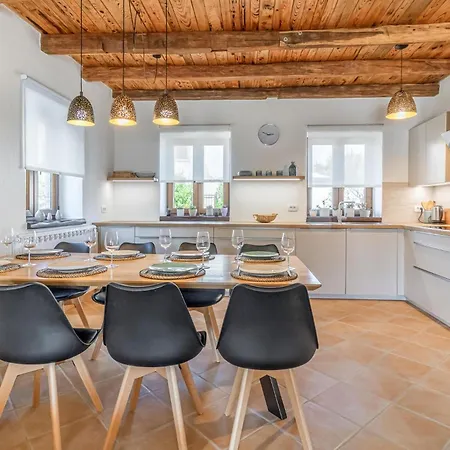 بيت للعطل 4 Bedroom Cozy In Cabrunici