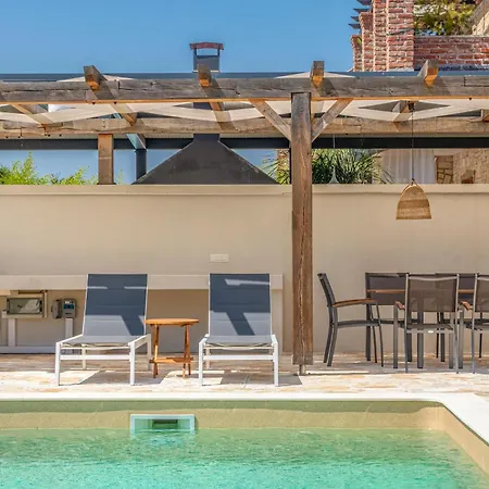 4 Bedroom Cozy In بيت للعطل