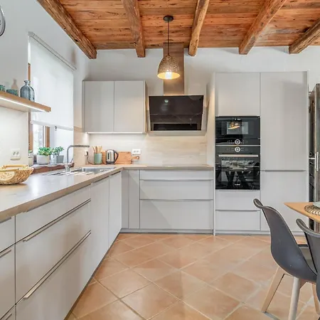 4 Bedroom Cozy In بيت للعطل Cabrunici