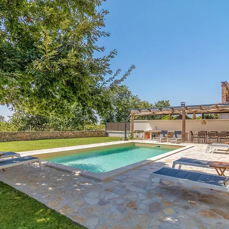 4 Bedroom Cozy In Cabrunici