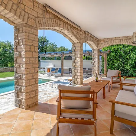 بيت للعطل 4 Bedroom Cozy In Cabrunici